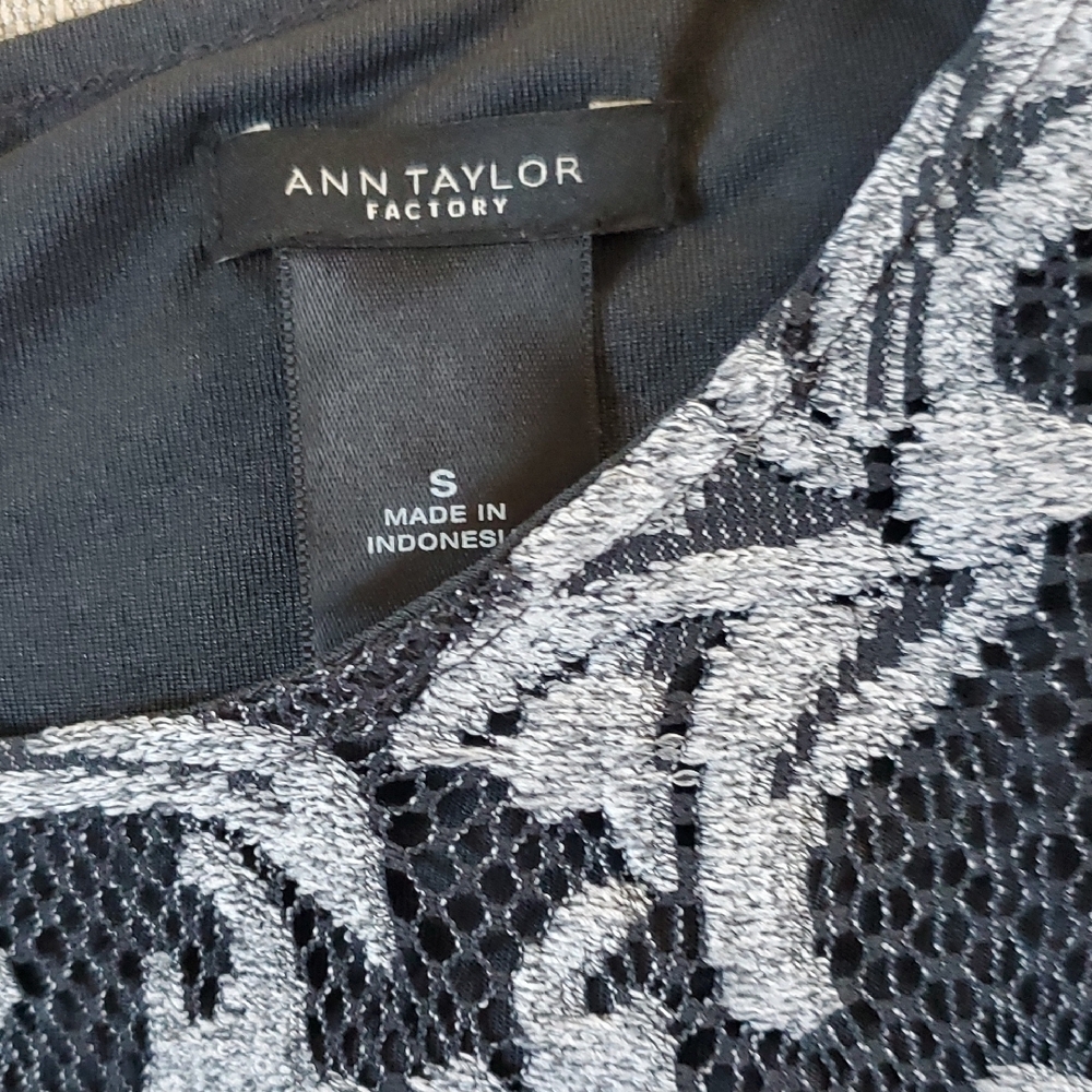 Ann Taylor Elegant Black and Gray Floral Women's Top - Picture 12 of 15